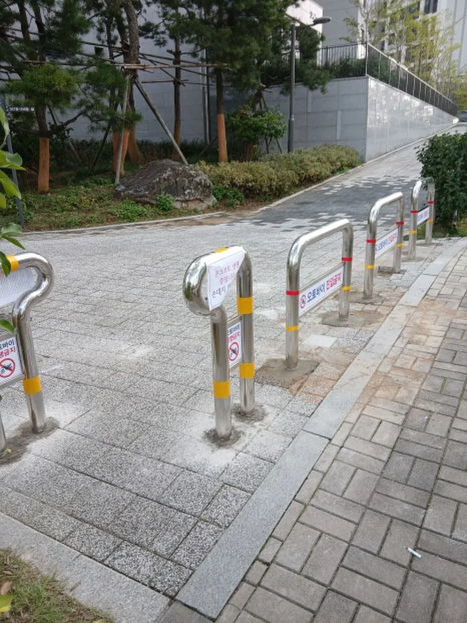 우레탄 볼라드와 스틸 볼라드 차이 — 보행로 입구에 설치한 스테인리스 U자형 볼라드