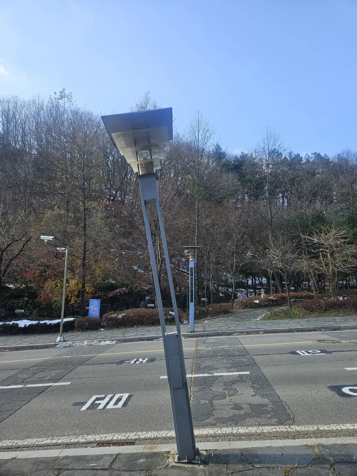 가로등 기둥 파손 수리·교체 — 한쪽으로 기울어진 가로등