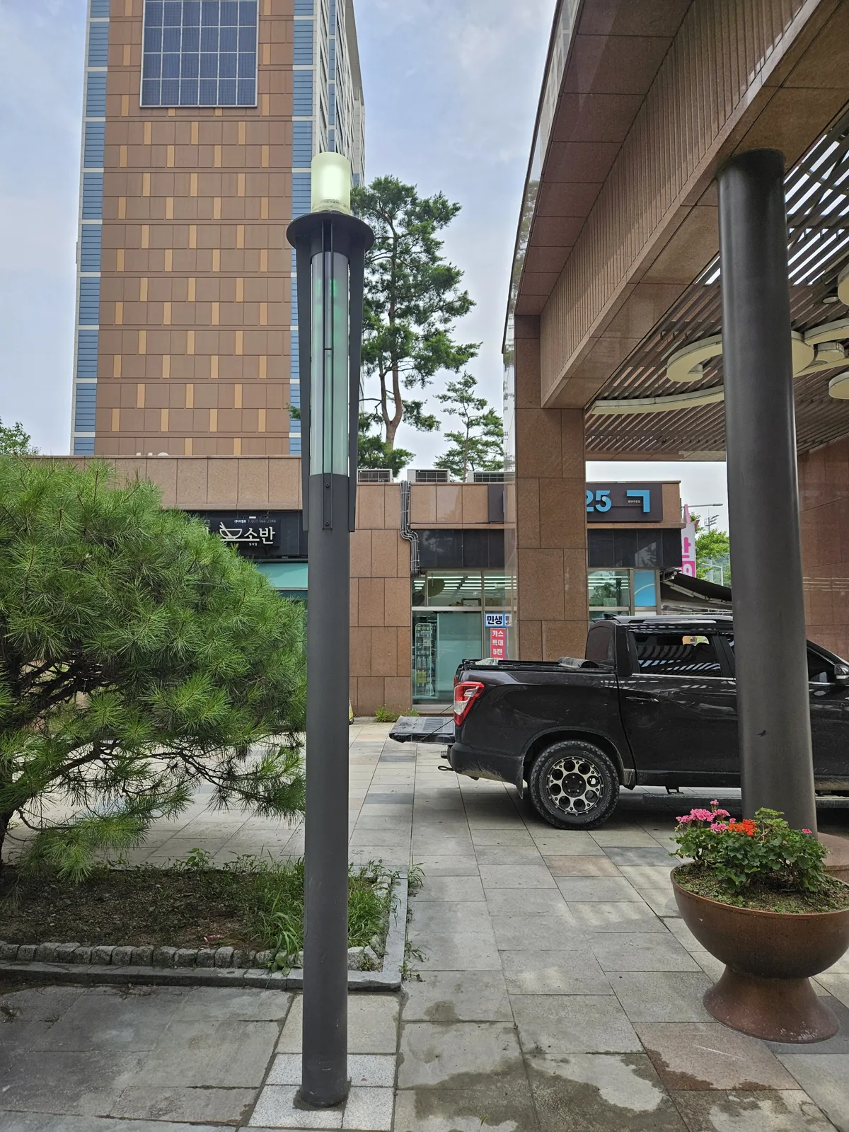 공공시설물 유지보수 잘하는 곳 — 보수를 마친 보행로 가로등