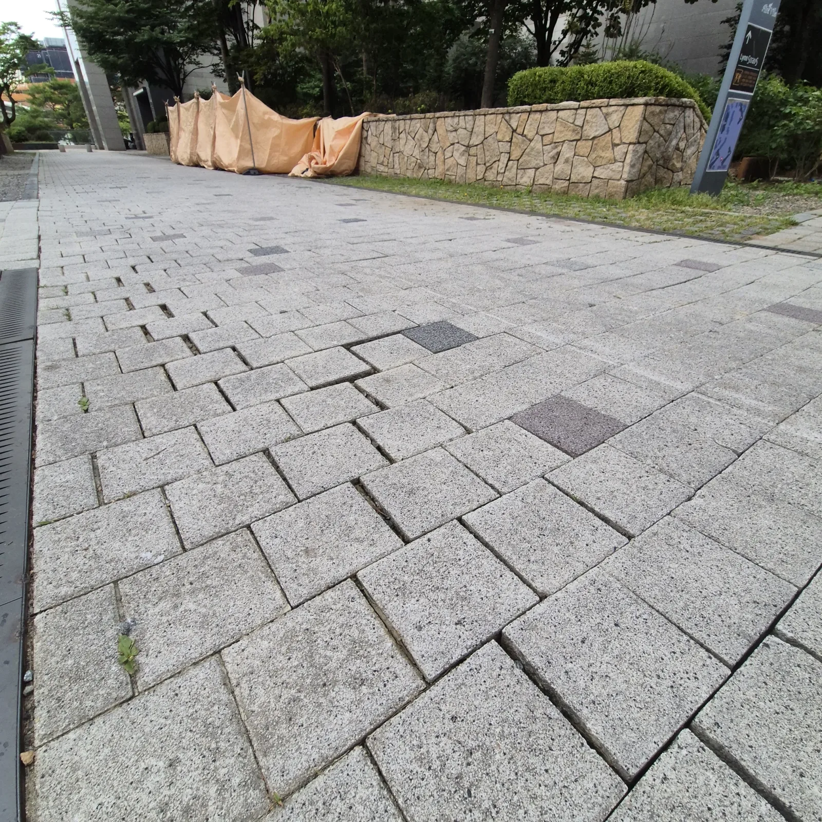 점자 보도블럭(점자블록) 설치·보수 — 새로 깐 보도블럭 인도