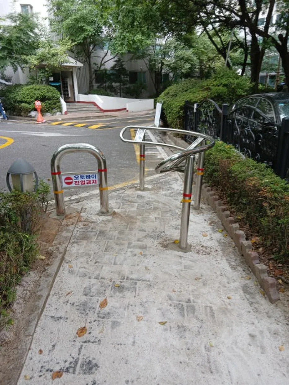 무단주차 방지 시설물 설치 — 골목 진입로에 설치한 철제 차단봉