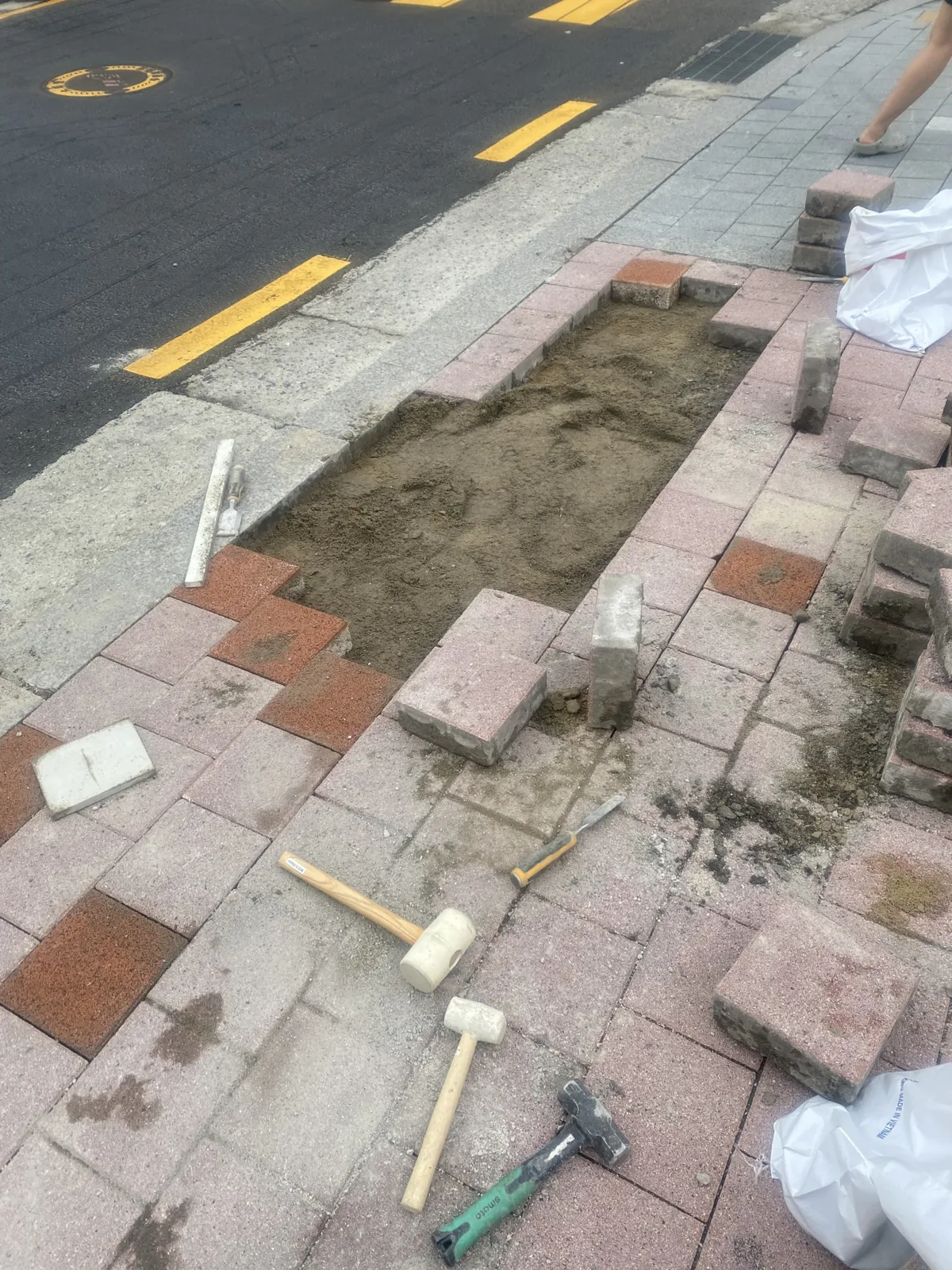보도블럭을 걷어 내고 다시 까는 부분 보수 보도블럭 교체·부분 보수 — 보도블럭을 걷어 내고 다시 까는 부분 보수
